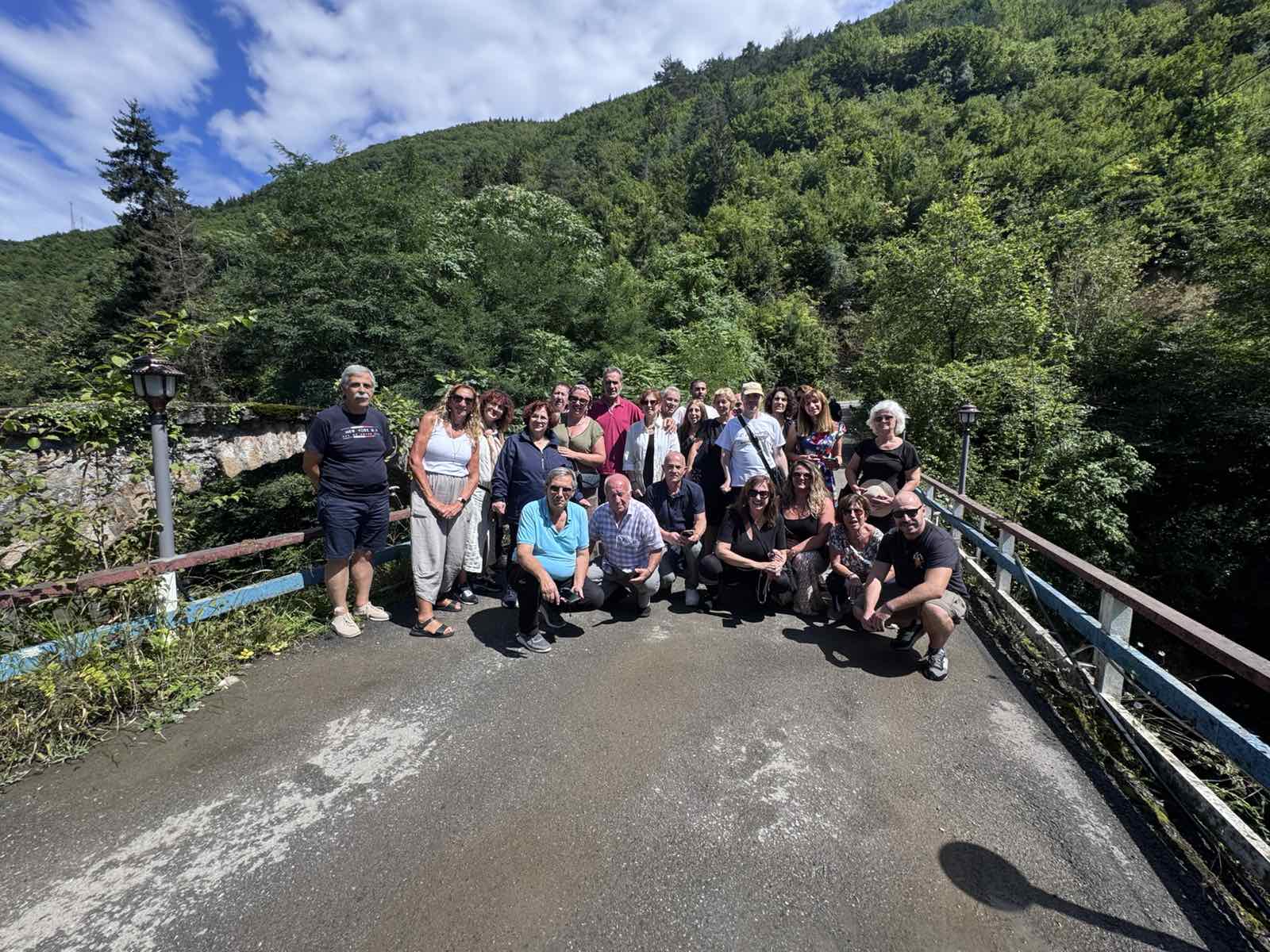 Η ομάδα της Ευξείνου Λέσχης Βέροιας στο Γεφύρι της Τρίχας