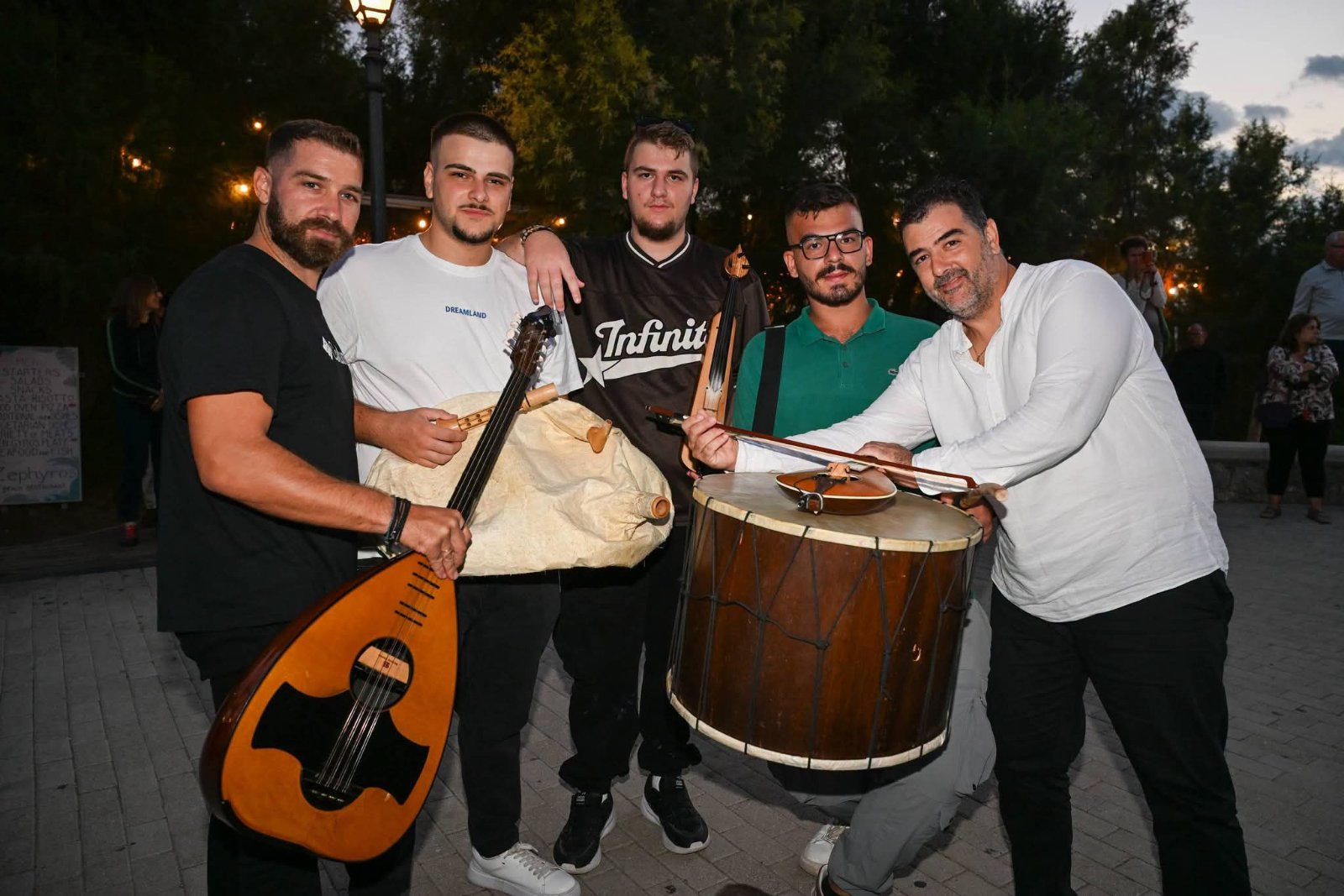 Οι μουσικοί της ποντιακής αποστολής με λύρα, αγγείο και νταούλι στην Παλαιοχώρα Χανίων