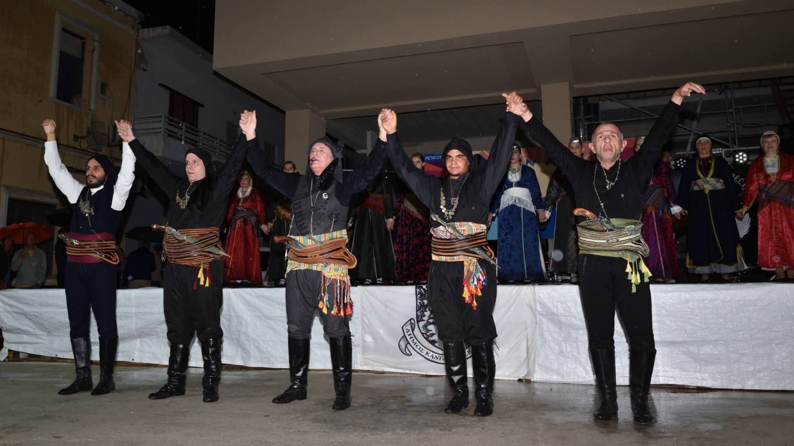 Χορευτές της Ευξείνου Λέσχης Βέροιας στην εκδήλωση Κρήτη-Πόντος